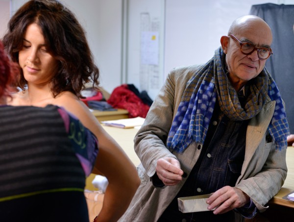 Christian Lacroissignen les costumes de la Traviata à l'ONR